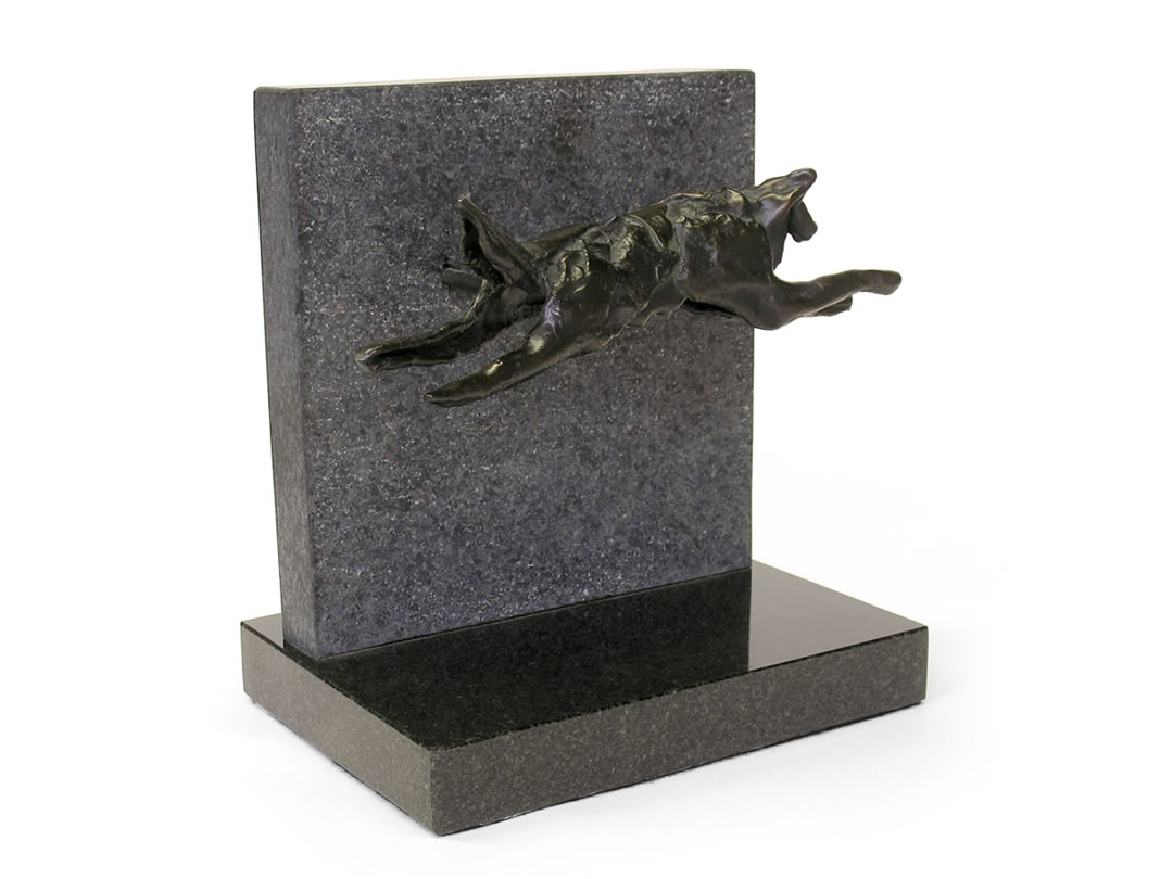 Sculpture de Lucienne Cornet / Bronze et granit / 23 x 22 x 16 cm 